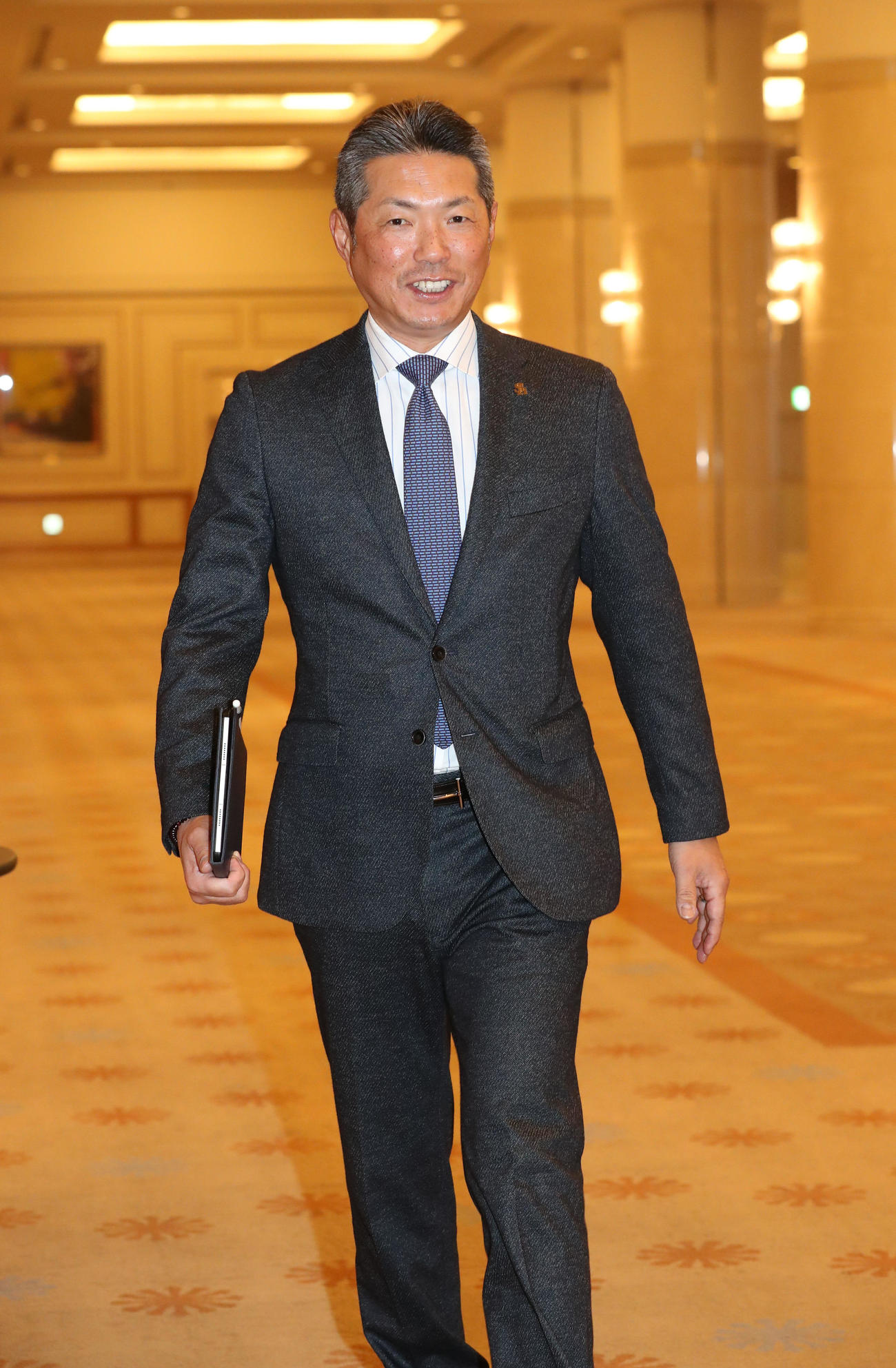 ミーティングのため会場へ向かう小久保監督（撮影・梅根麻紀）