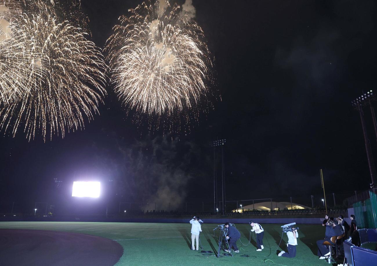 球場で花火を見る日本ハム新庄監督（右下）（撮影・黒川智章）