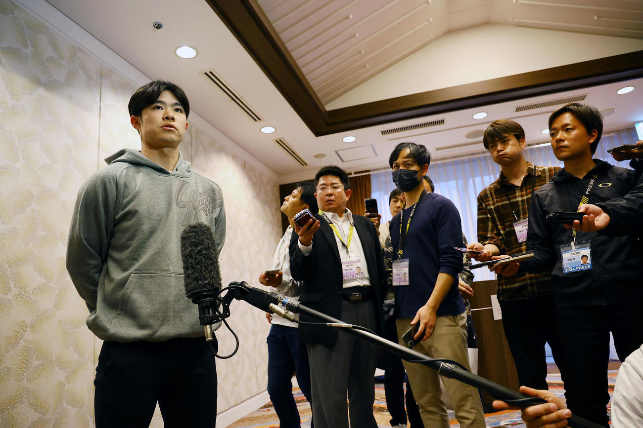 ミーティングを終え、取材に応じる中野（撮影・藤尾明華）