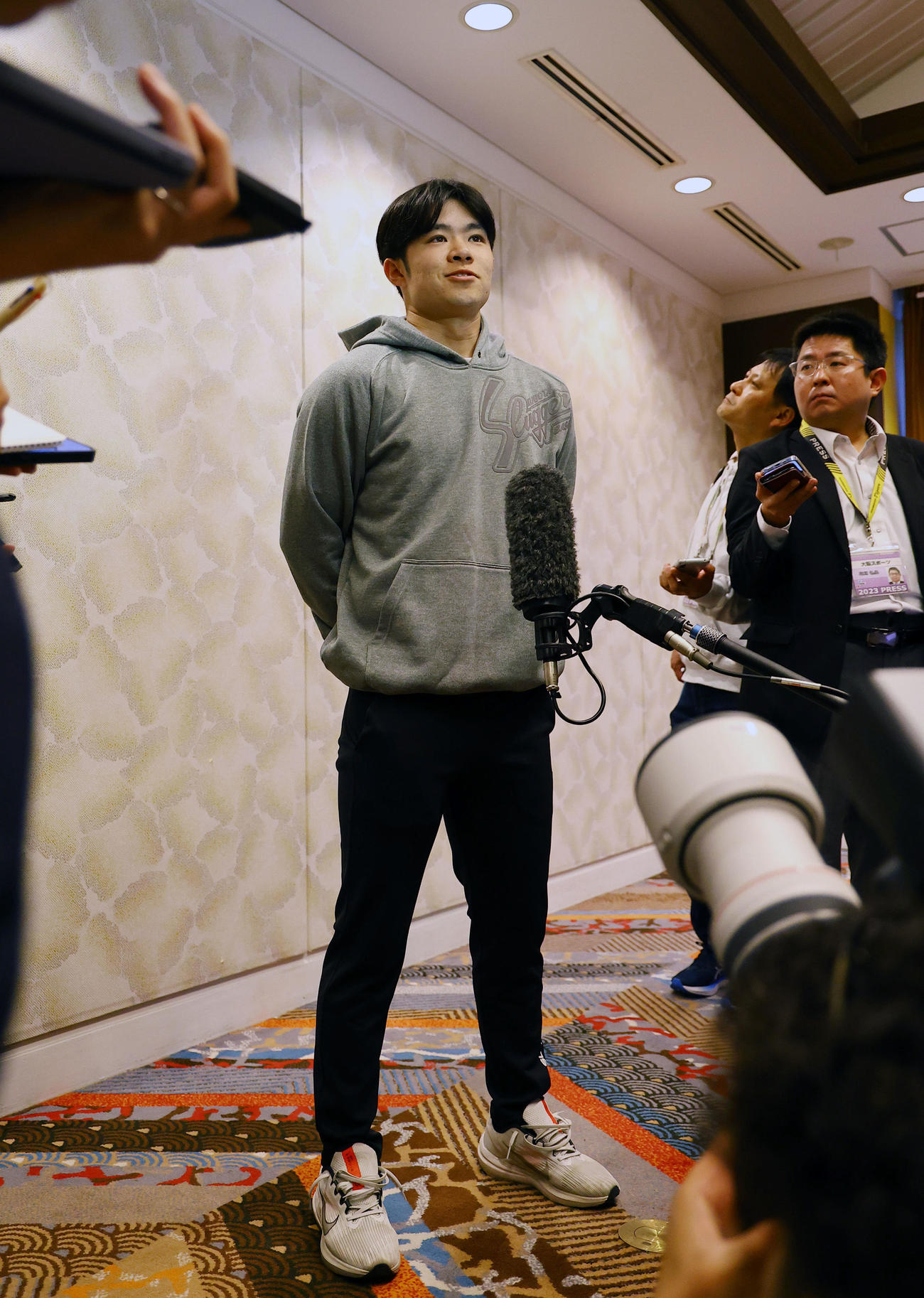 ミーティングを終え、取材に応じる中野（撮影・藤尾明華）
