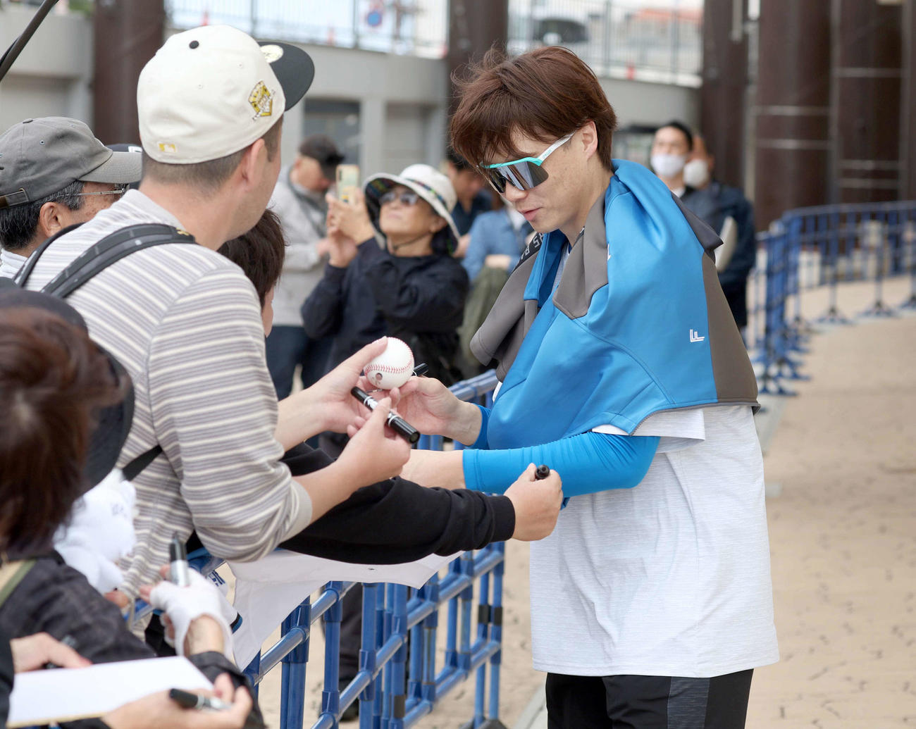 ファンにサインする日本ハム山崎（撮影・黒川智章）
