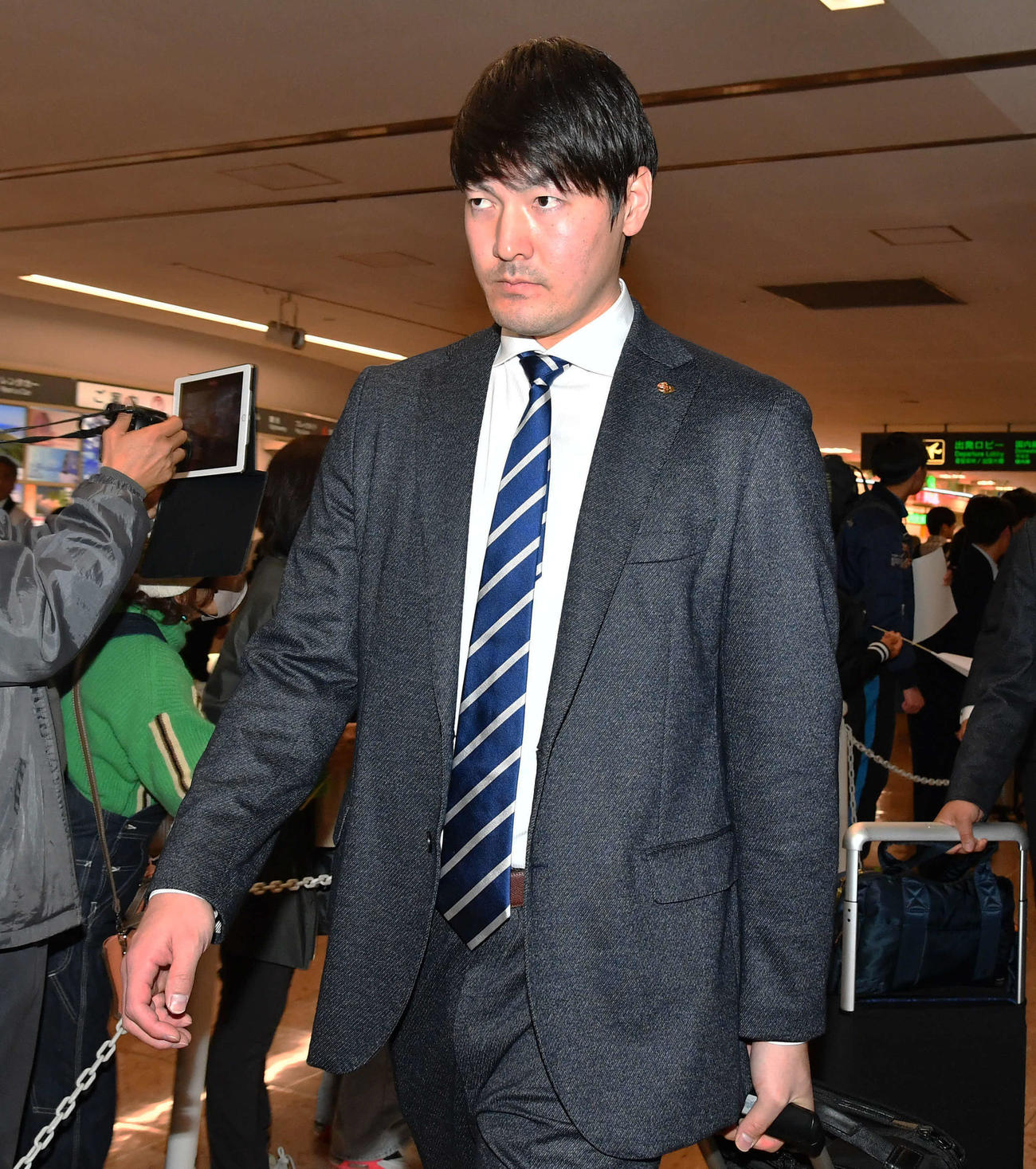 宮崎空港に到着し、バスへ移動するソフトバンク有原（撮影・岩下翔太）