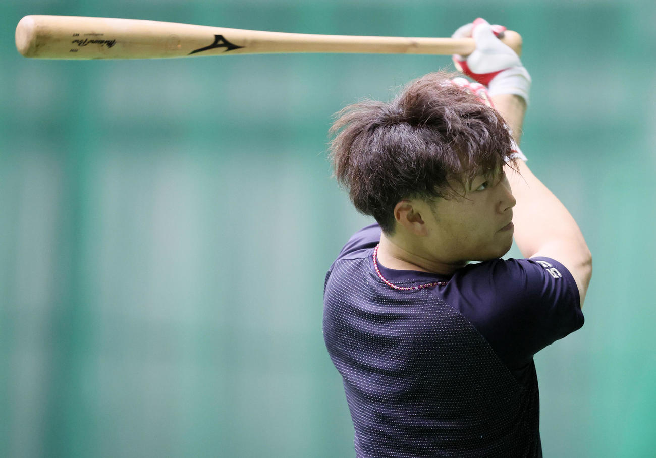 合同自主トレ休日も球場へ来て打撃マシンを打つ藤田（撮影・加藤哉）