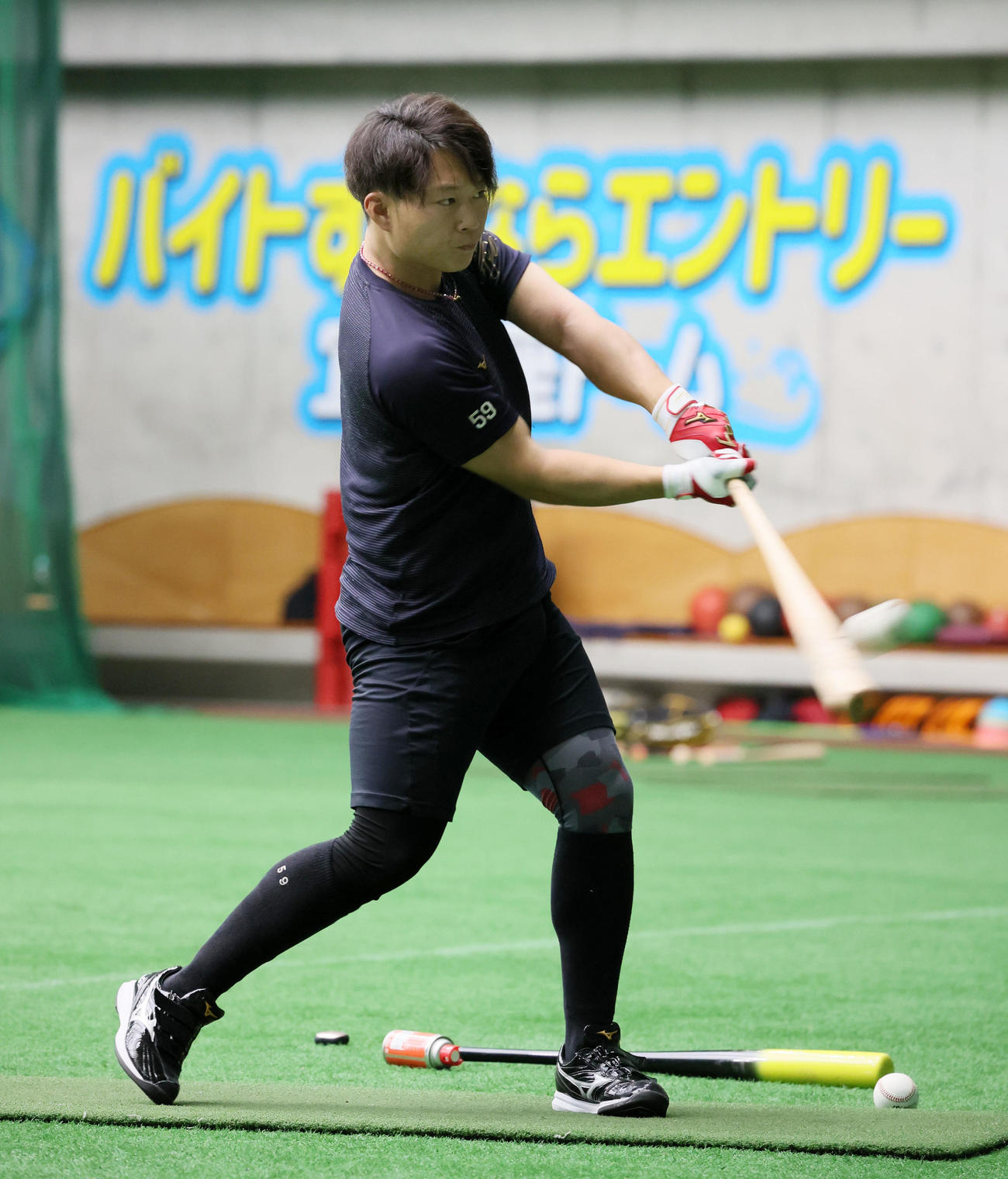 合同自主トレ休日も球場へ来て打撃マシンを打つ藤田（撮影・加藤哉）