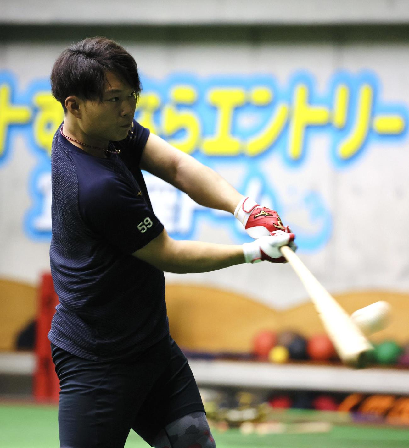 合同自主トレ休日、ドームで1人マシンを打つ藤田