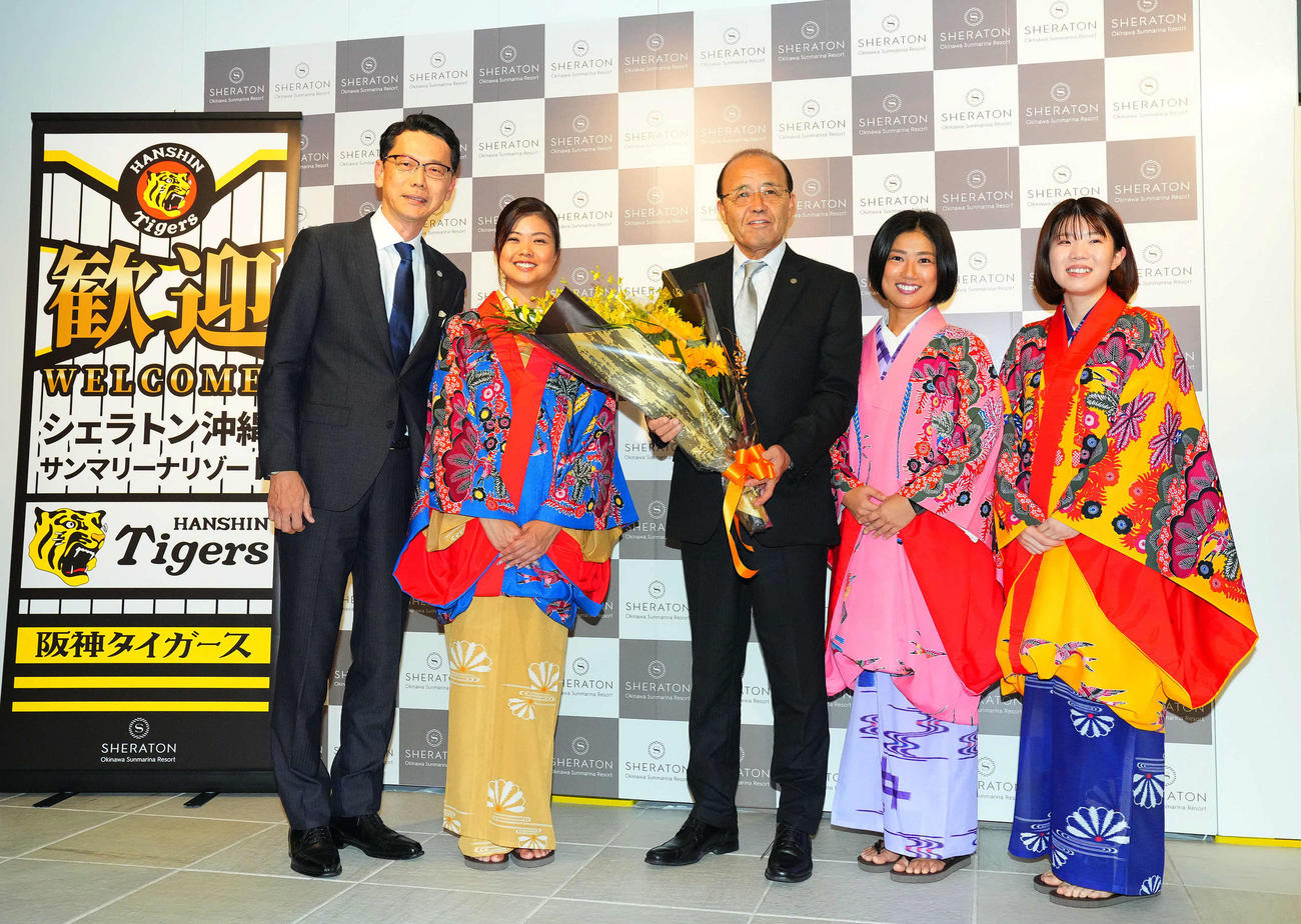 沖縄の宿舎に到着し、歓迎を受ける阪神岡田監督（撮影・藤尾明華）
