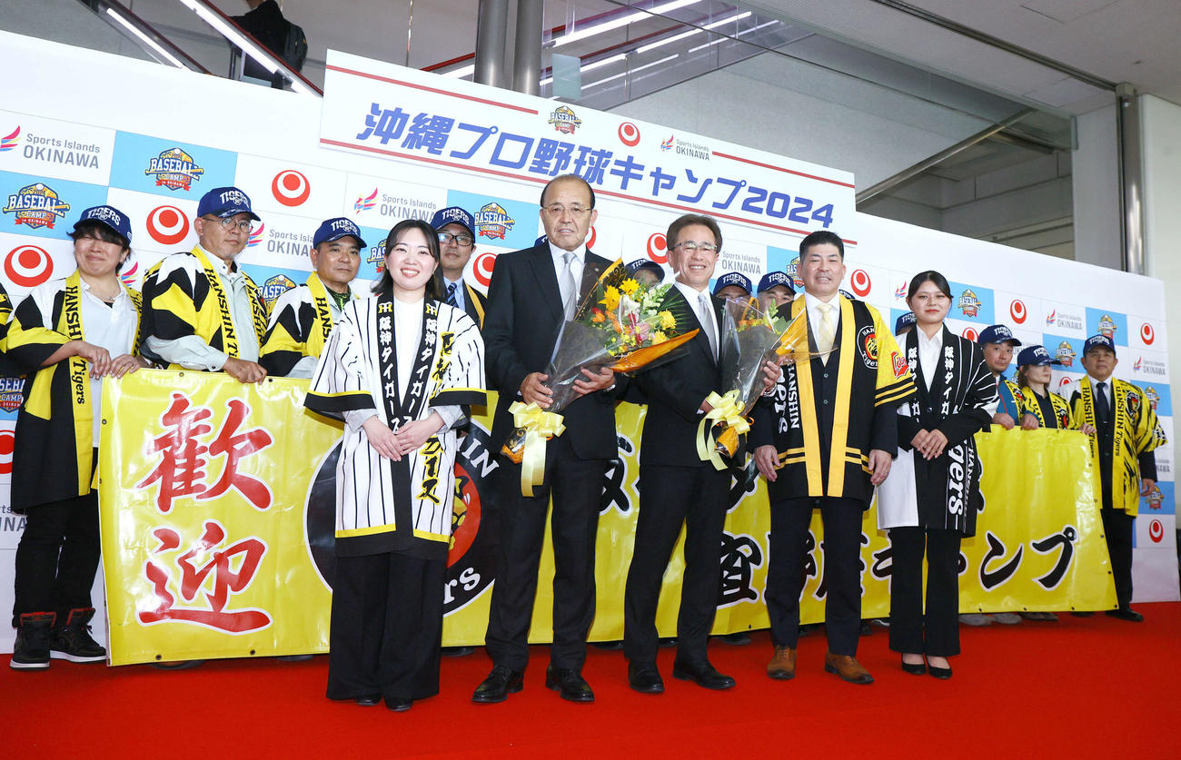 沖縄入りした阪神岡田監督（左から2人目）は那覇空港で歓迎を受ける。同3人目は粟井球団社長、右から2人目は宜野座村・当真村長（撮影・上山淳一）
