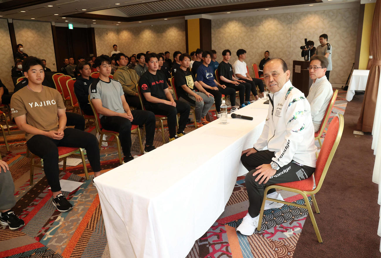 ナインを前に全体ミーティングを行う岡田監督。右は粟井球団社長