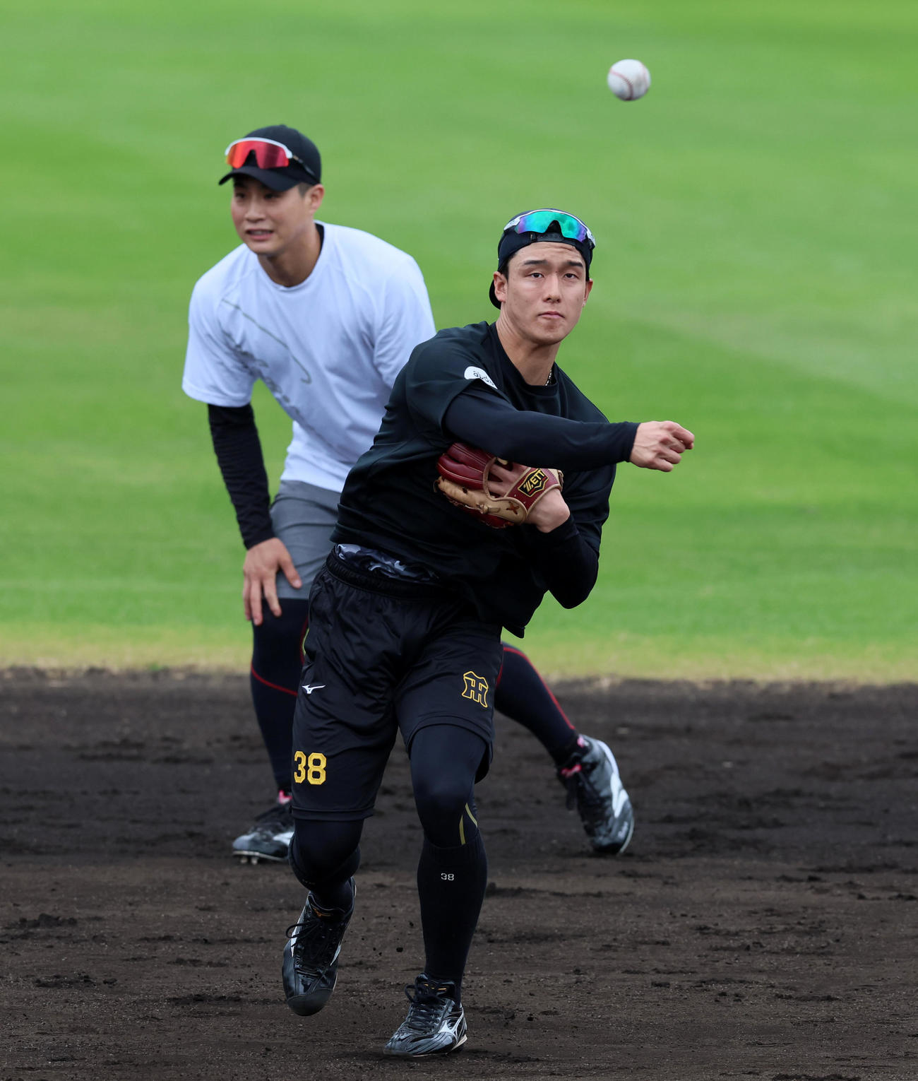 シートノックで遊撃を守る小幡。左は木浪（撮影・加藤哉）