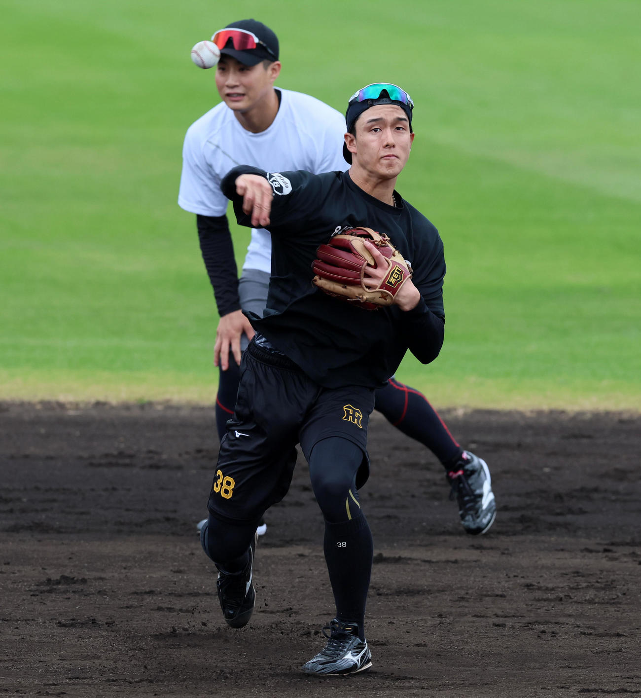 シートノックで遊撃を守る小幡。左は木浪（撮影・加藤哉）