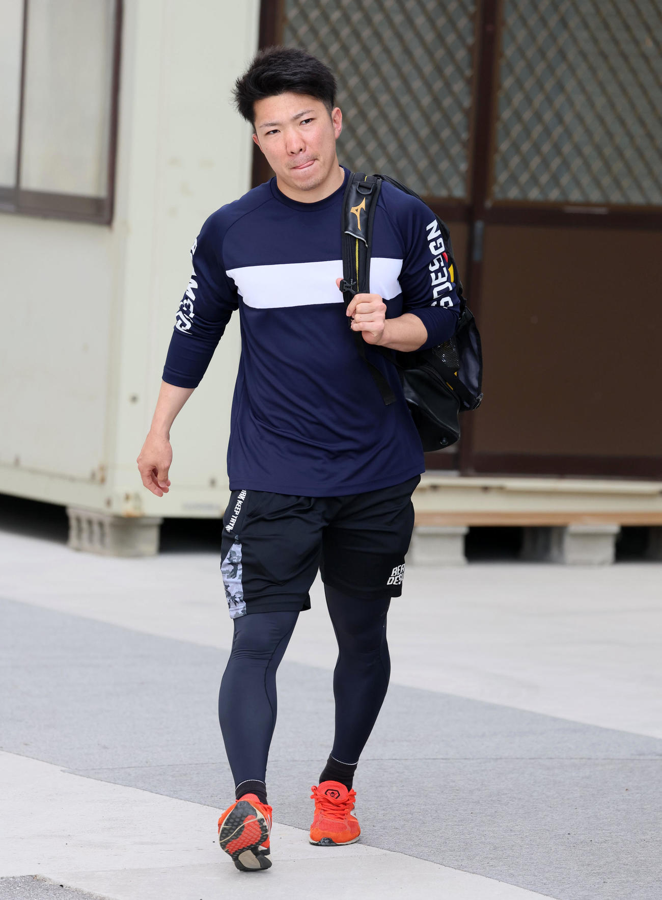 合同自主トレ休日も球場へ来てトレーニングを行った石井（撮影・加藤哉）