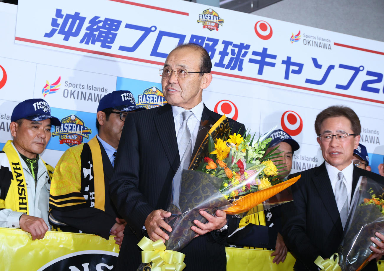 沖縄入りした阪神岡田監督（手前）は那覇空港で歓迎を受ける。右は粟井球団社長（撮影・上山淳一）