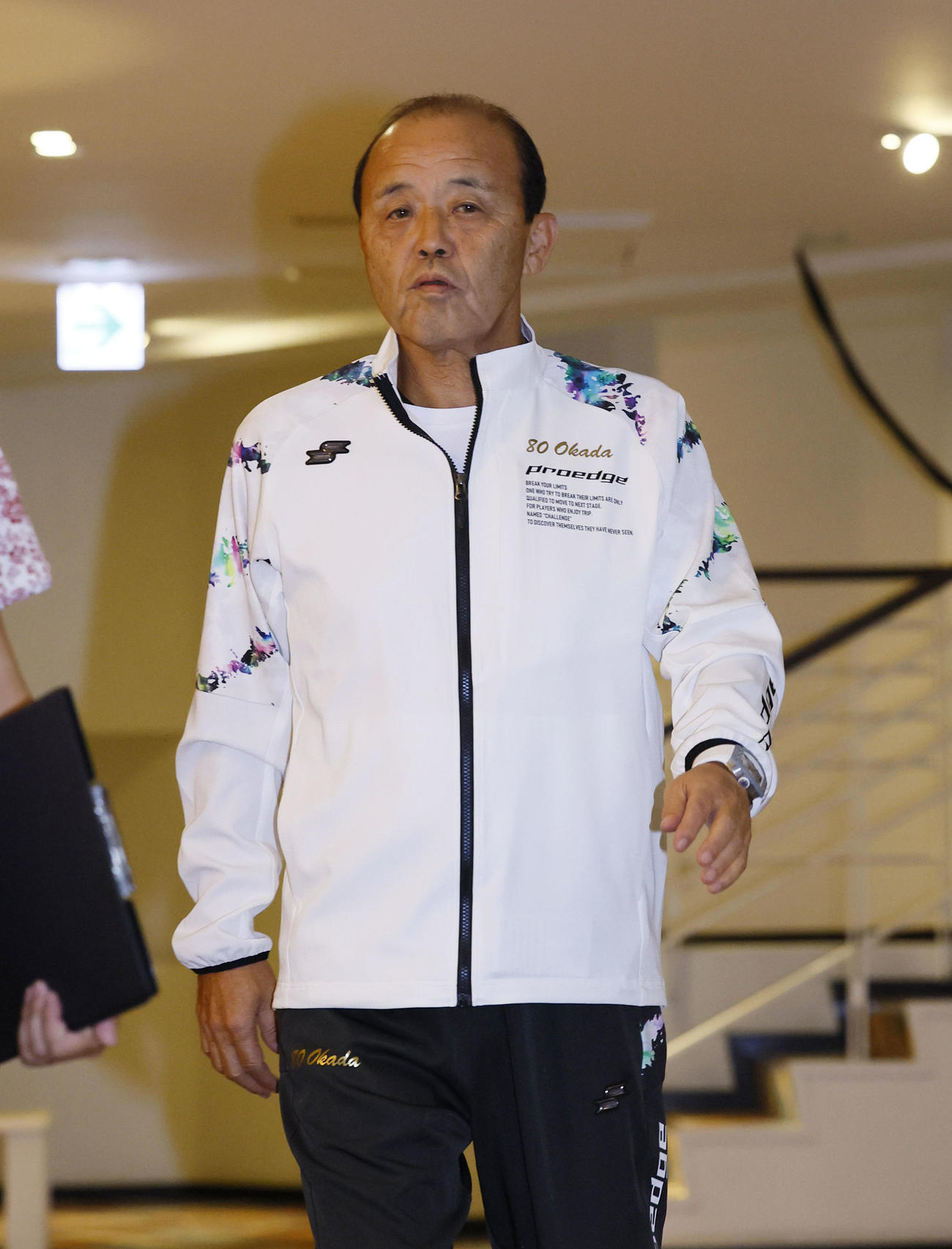 全体ミーティング会場に入る岡田監督（撮影・藤尾明華）
