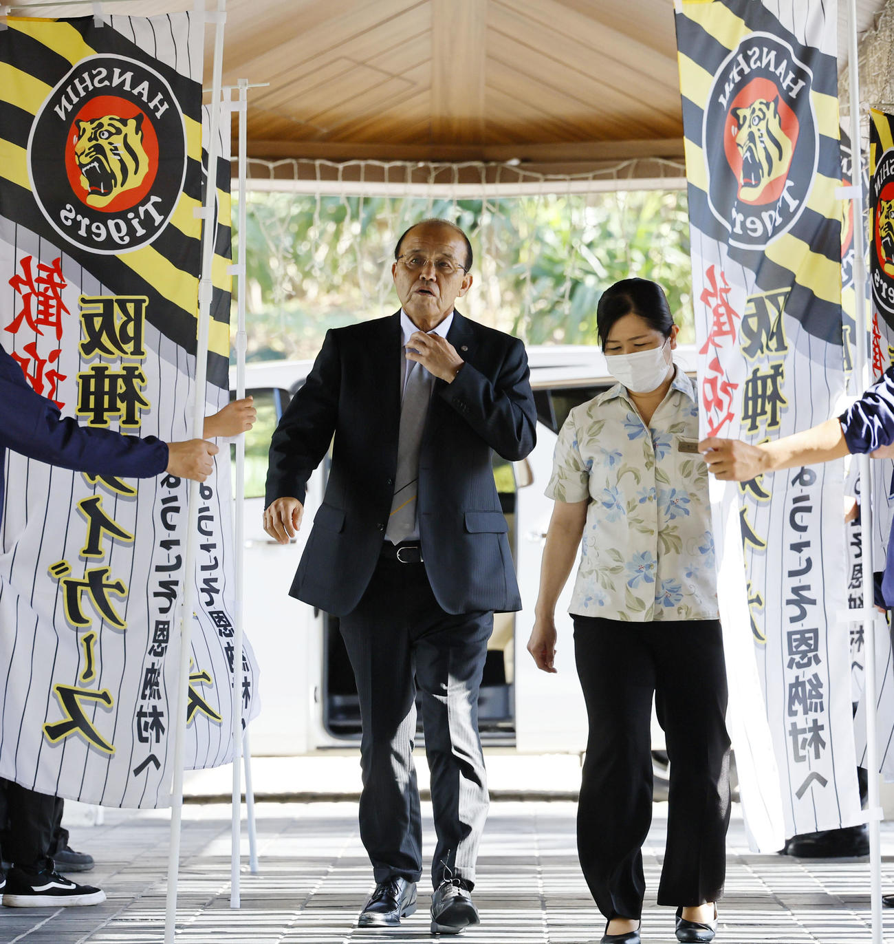 沖縄入りし、宿舎に到着した岡田監督（撮影・藤尾明華）
