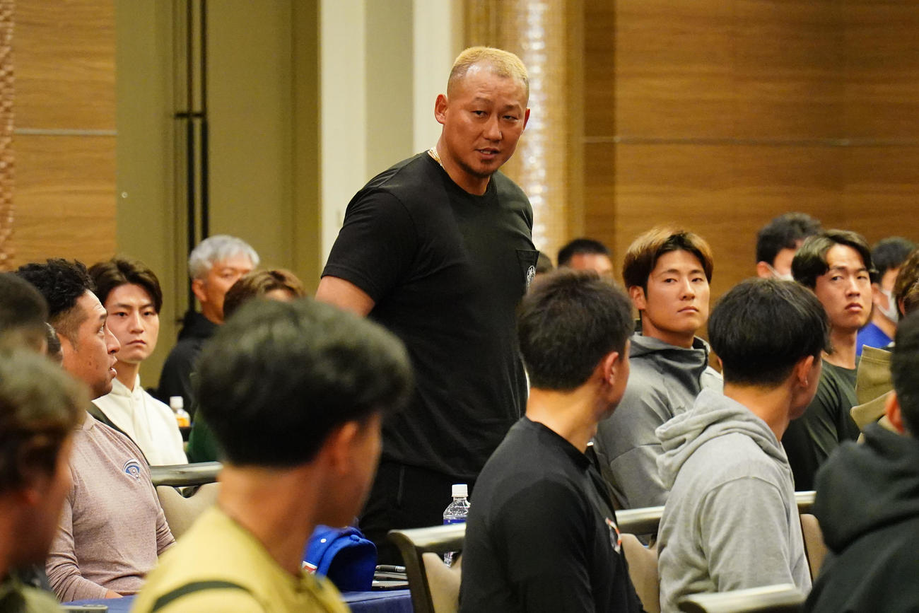 ミーティング会場でナインにあいさつをする中田（球団提供）
