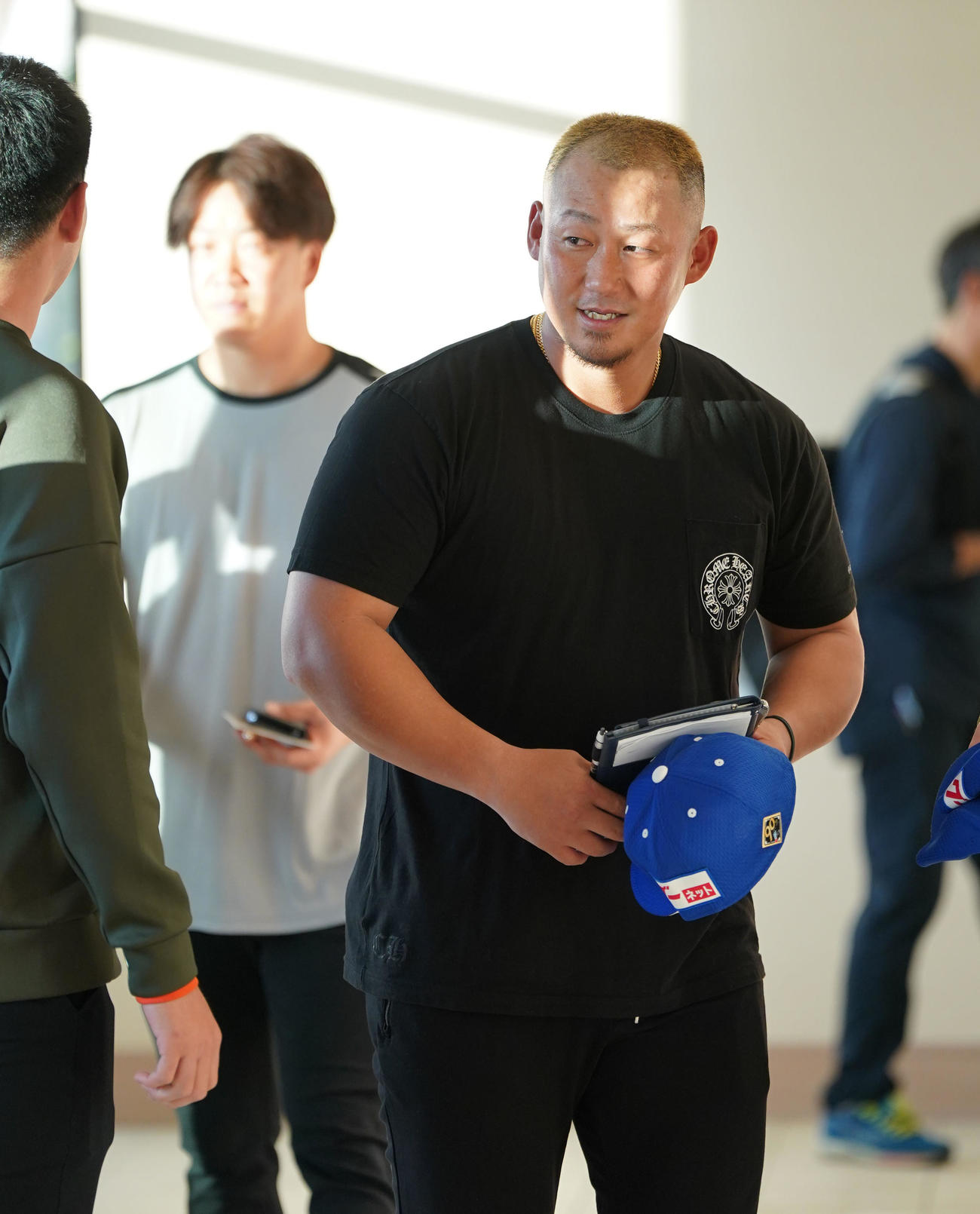 ミーティング会場に入る中田（撮影・森本幸一）