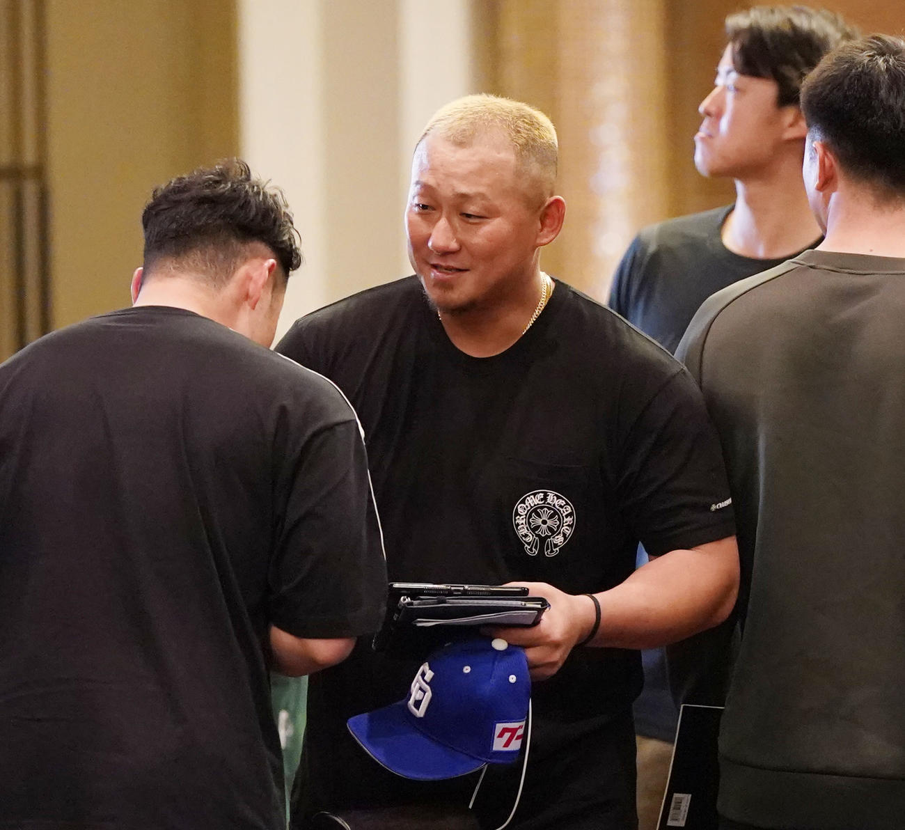 ミーティング会場で細川とあいさつをする中田（左から2人目）（撮影・森本幸一）