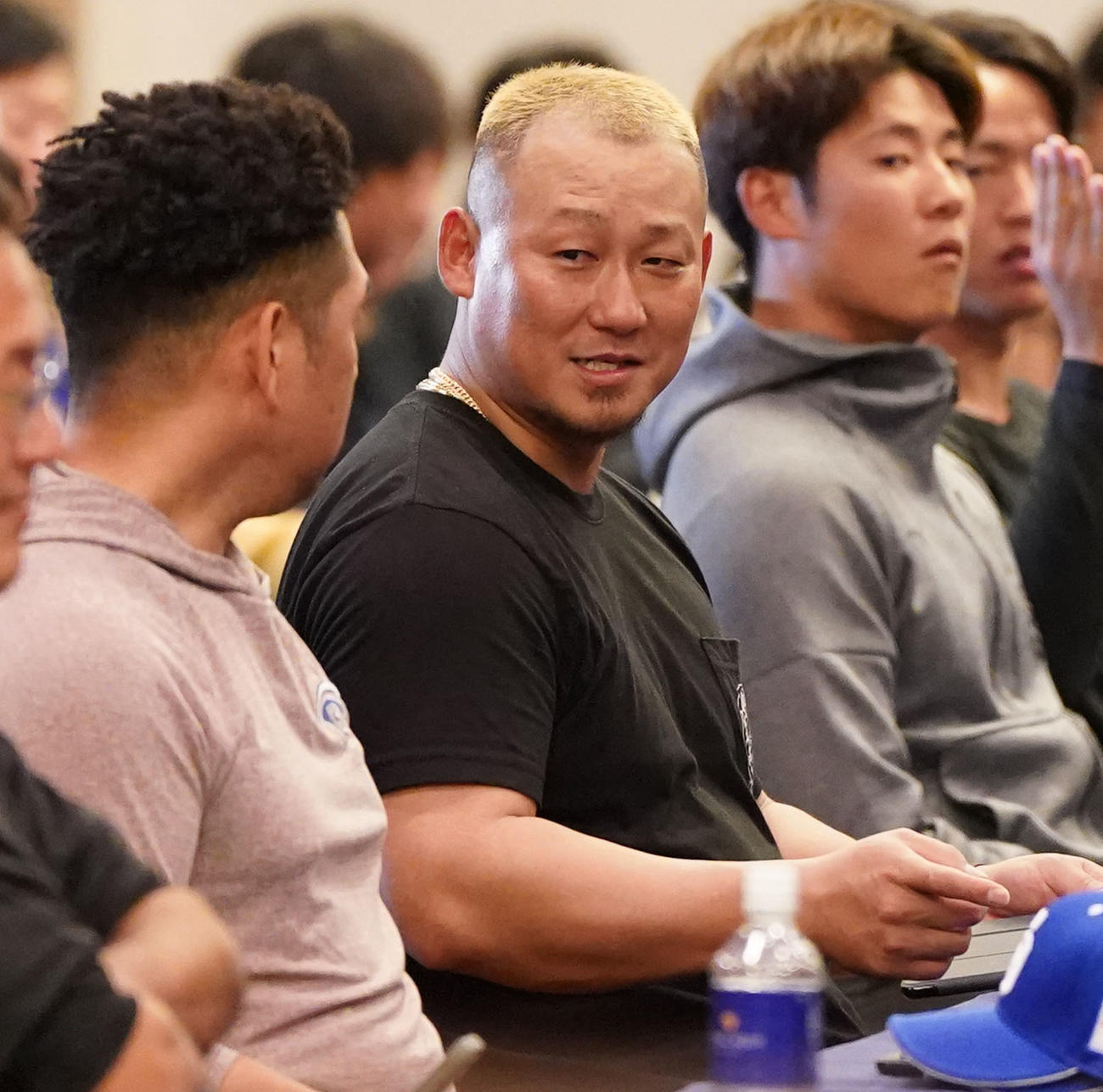 ミーティング会場の席に着き中島と言葉を交わす中田（中央）（撮影・森本幸一）