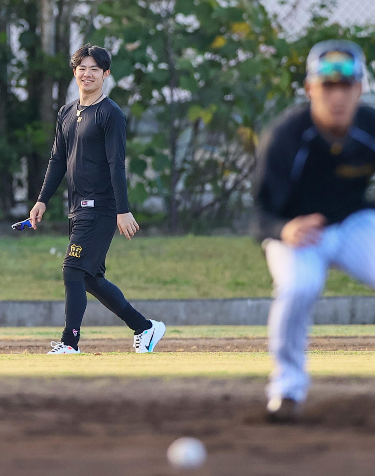 サブグラウンドをリラックスした表情で散歩する阪神中野（撮影・上
山淳一）