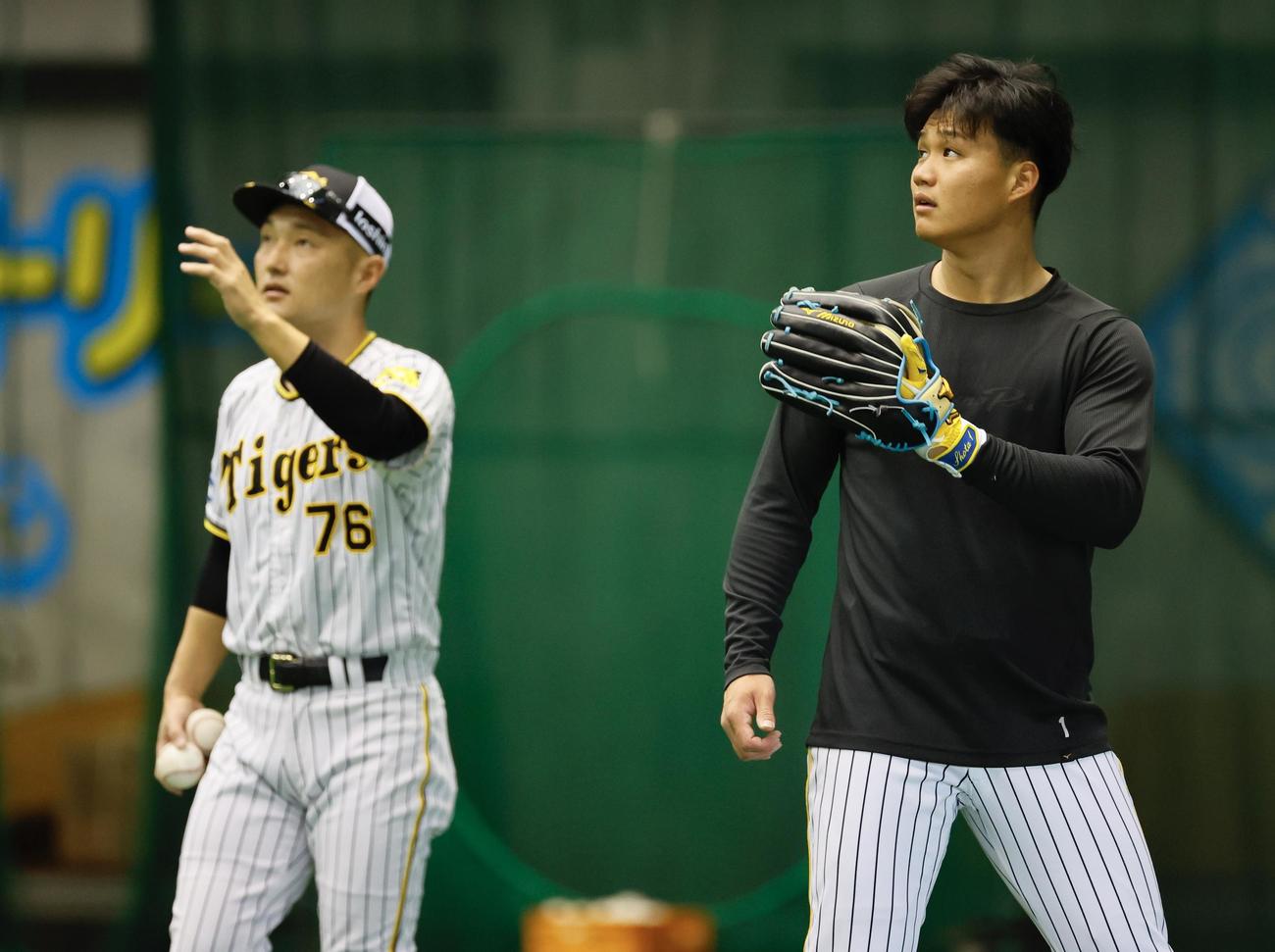 阪神春季キャンプ　工藤コーチ（左）と早出で守備練習をする森下翔太（撮影・藤尾明華）
