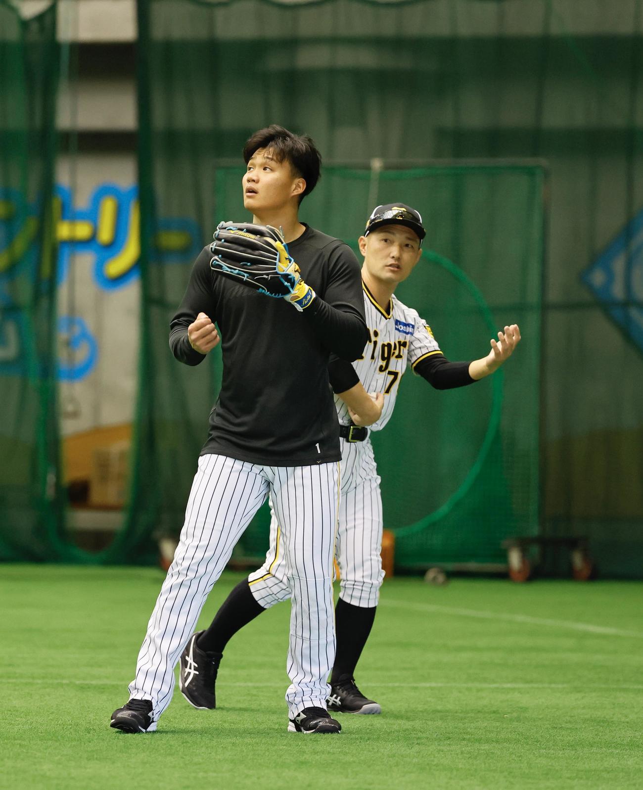 阪神春季キャンプ　工藤コーチ（右）と早出で守備練習をする森下翔太（撮影・藤尾明華）
