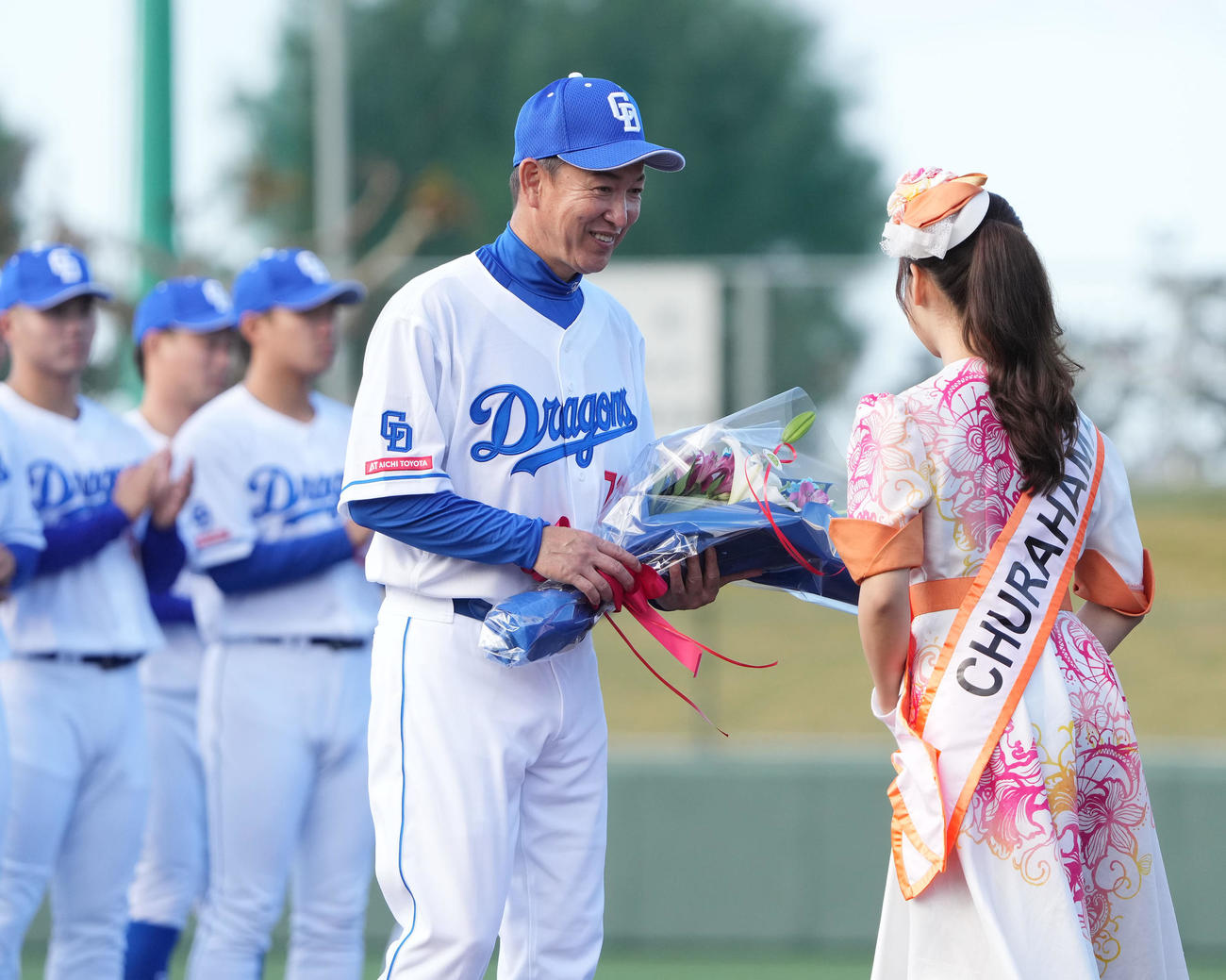 セレモニーで花束を受け取る立浪監督（撮影・森本幸一）