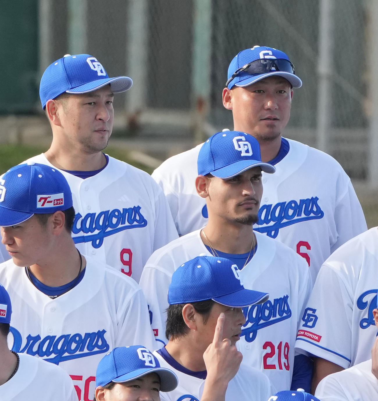 集合写真に収まる（奥・左から）中島と中田（撮影・森本幸一）