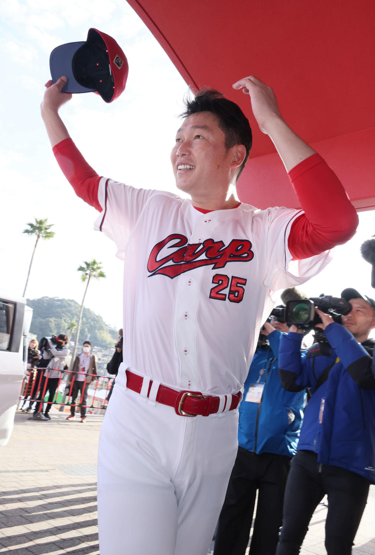 球場入りする広島新井監督（撮影・加藤孝規）