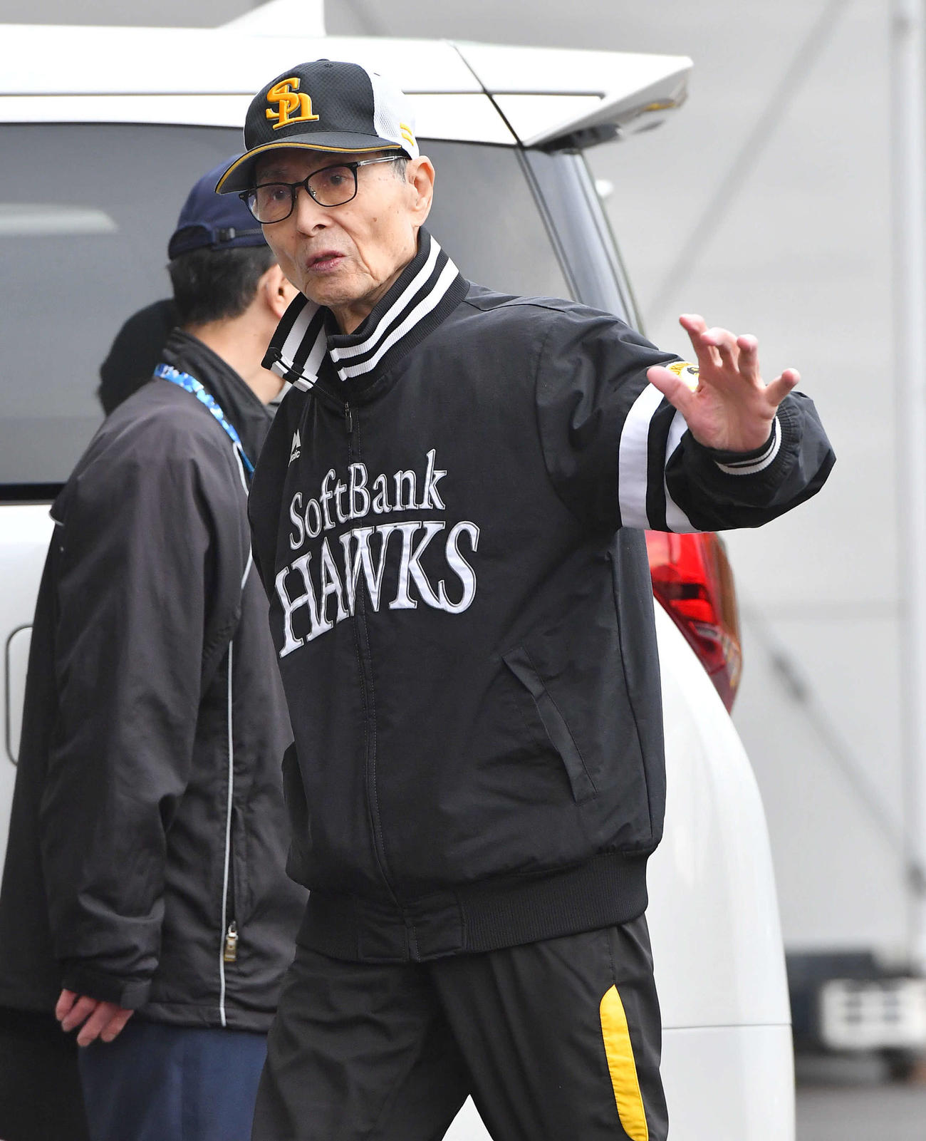 アイビースタジアムに到着したソフトバンク王球団会長（撮影・岩下翔太）
