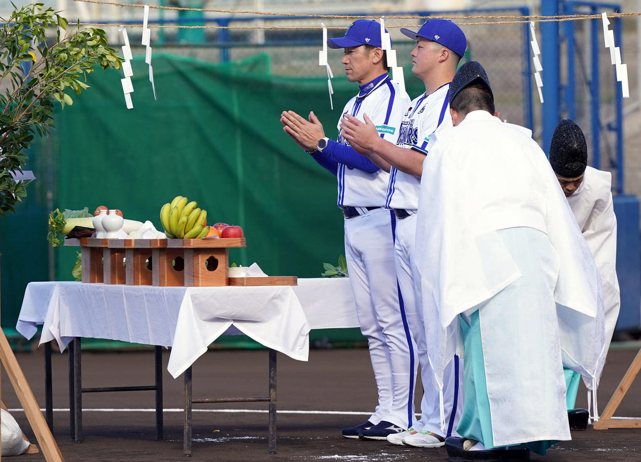 安全・好天祈願を行ったDeNAの三浦大輔監督（左）と牧秀悟キャプテン（撮影・たえ見朱実）