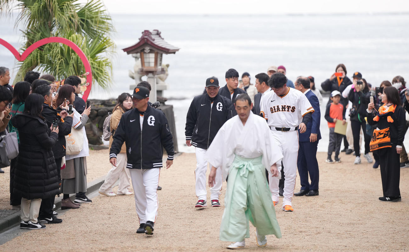 青島神社へ参拝に向かう巨人阿部監督（中央）（撮影・鈴木みどり）