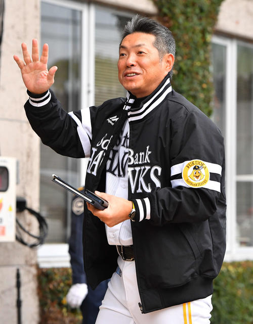 アイビースタジアムに到着したソフトバンク小久保監督（撮影・岩下翔太）
