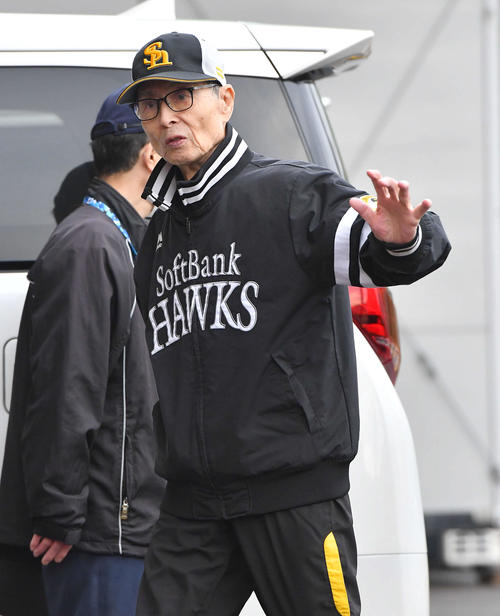 アイビースタジアムに到着したソフトバンク王球団会長（撮影・岩下翔太）