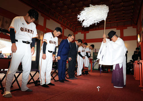 キャンプ初日、青島神社でおはらいを受ける巨人阿部監督（左から2人目）。左端は大城卓（撮影・浅見桂子）