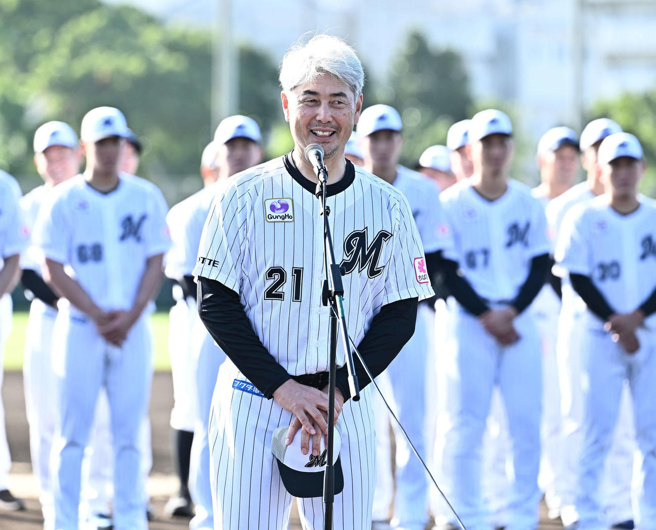 キャンプインセレモニーであいさつするロッテ吉井監督（手前）（撮影・滝沢徹郎）