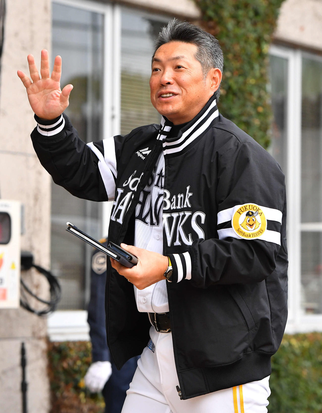 アイビースタジアムに到着したソフトバンク小久保監督（撮影・岩下翔太）