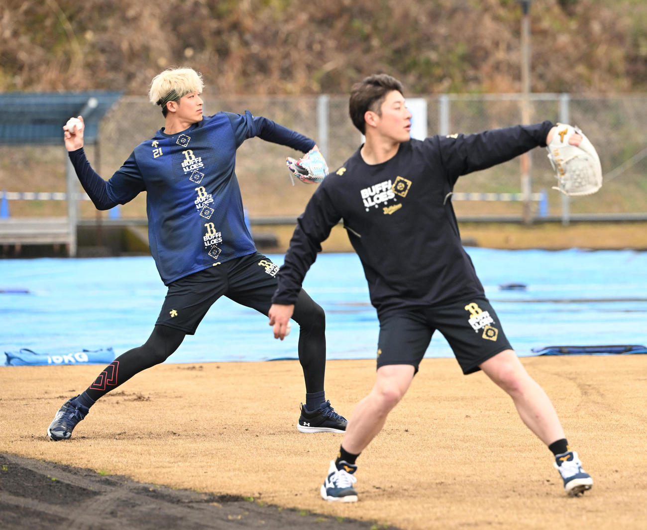 並んでキャッチボールするオリックス山崎（左）と吉田（撮影・和賀正仁）