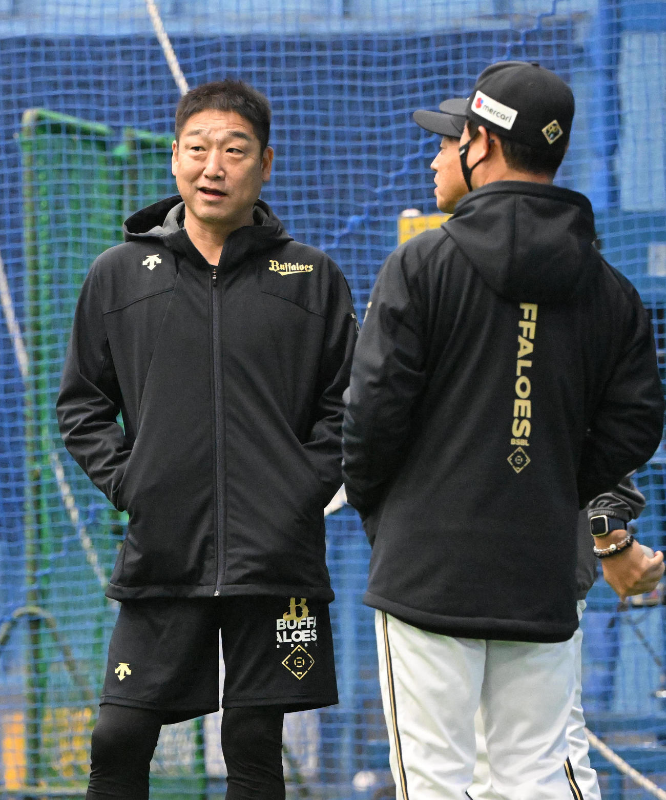 自主トレで選手の動きをチェックするオリックス中嶋監督（撮影・和賀正仁）
