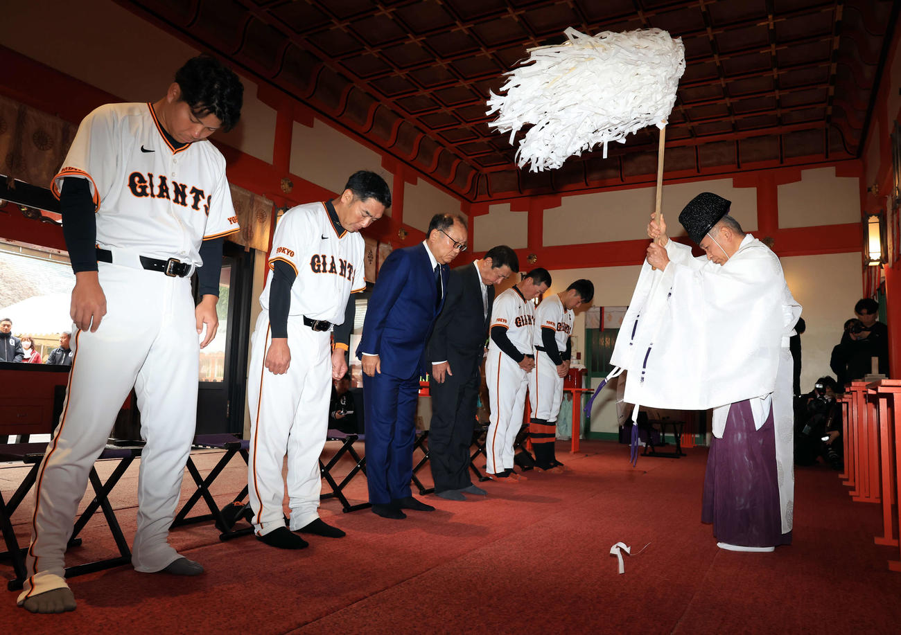 キャンプ初日、青島神社でおはらいを受ける巨人阿部監督（左から2人目）。左端は大城卓（撮影・浅見桂子）