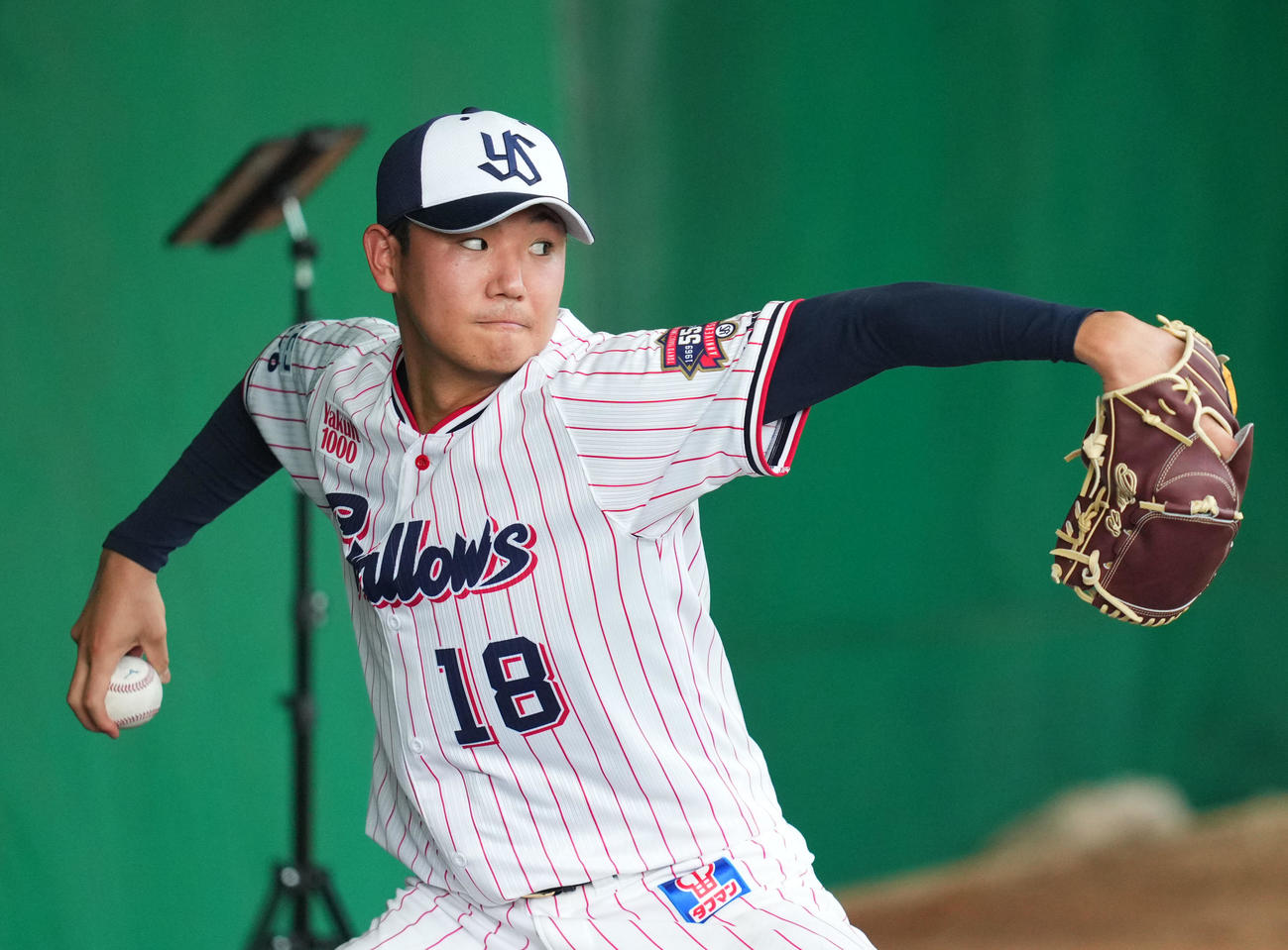 ブルペンで投球練習するヤクルト奥川（撮影・横山健太）