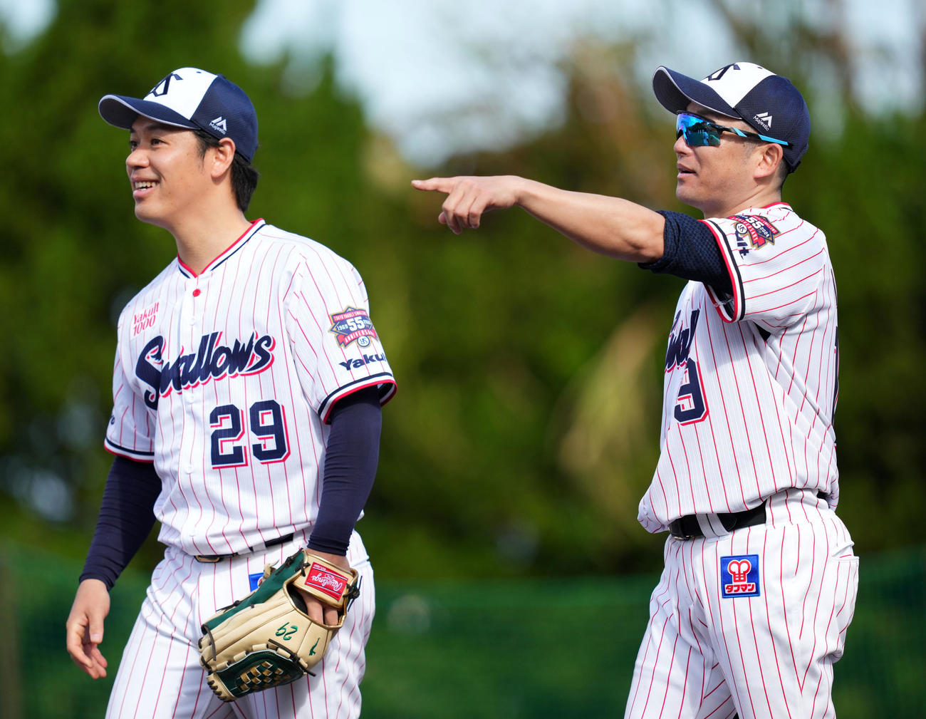 笑顔をみせるヤクルト石川（右）と小川（撮影・横山健太）