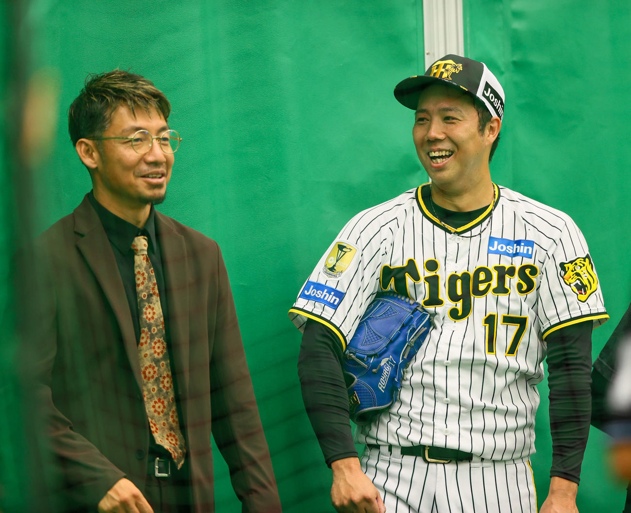 ブルペンで投球を終えた阪神青柳（右）は日刊スポーツ評論家の鳥谷氏と笑顔で話す（撮影・上山淳一）