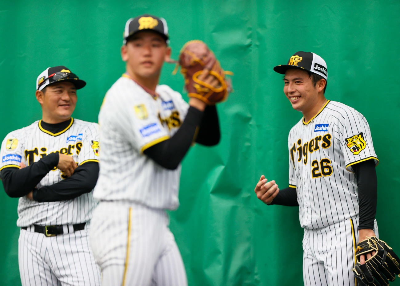 ブルペンを終え、久保田投手コーチと話す阪神椎葉（右）。手前は門別（撮影・上山淳一）