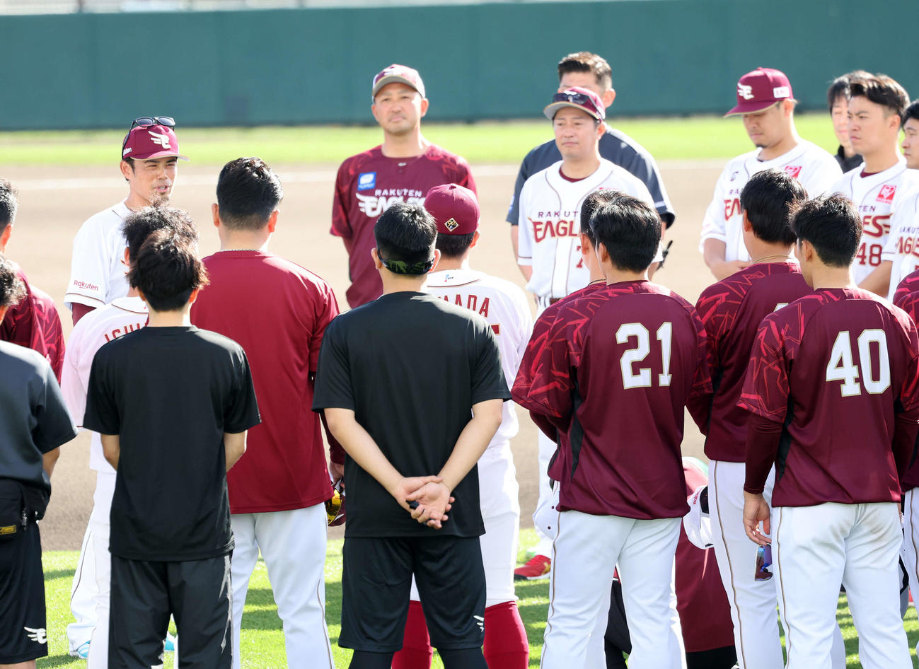 練習前、選手たちに声をかける楽天今江監督（左後方）（撮影・鈴木正人）