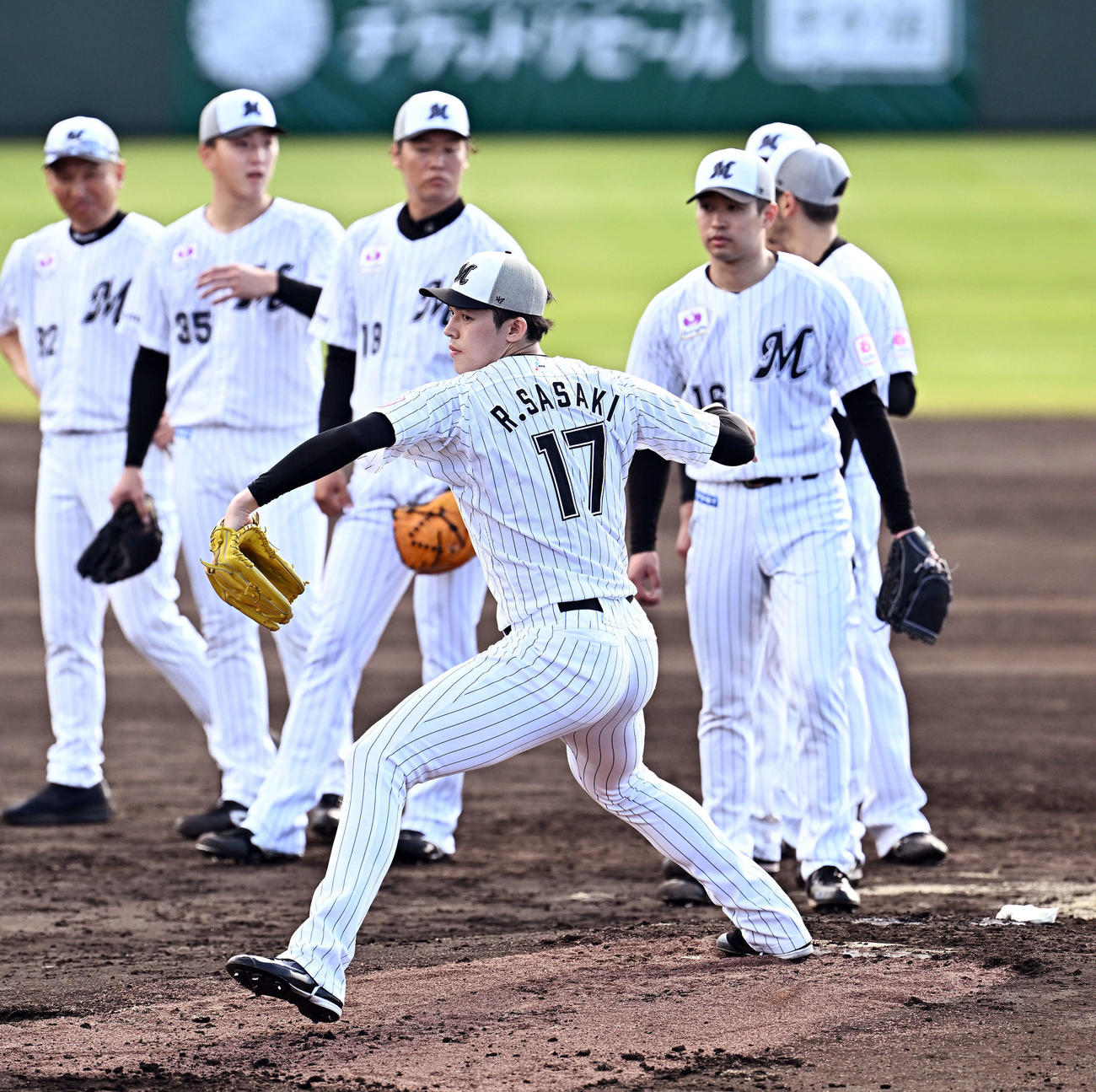 投内連係するロッテ佐々木（手前）（撮影・滝沢徹郎）
