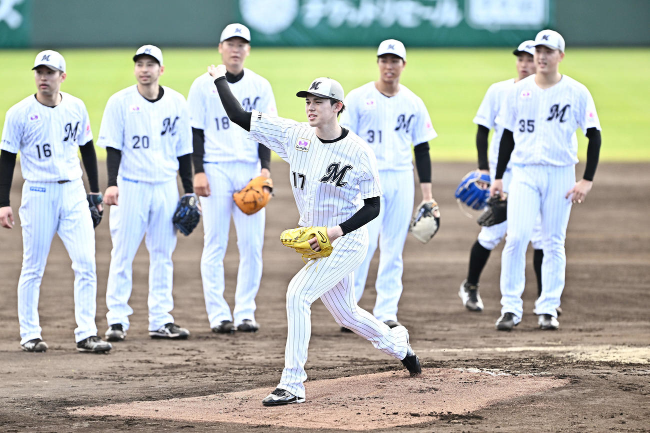 投内連係するロッテ佐々木（手前）（撮影・滝沢徹郎）
