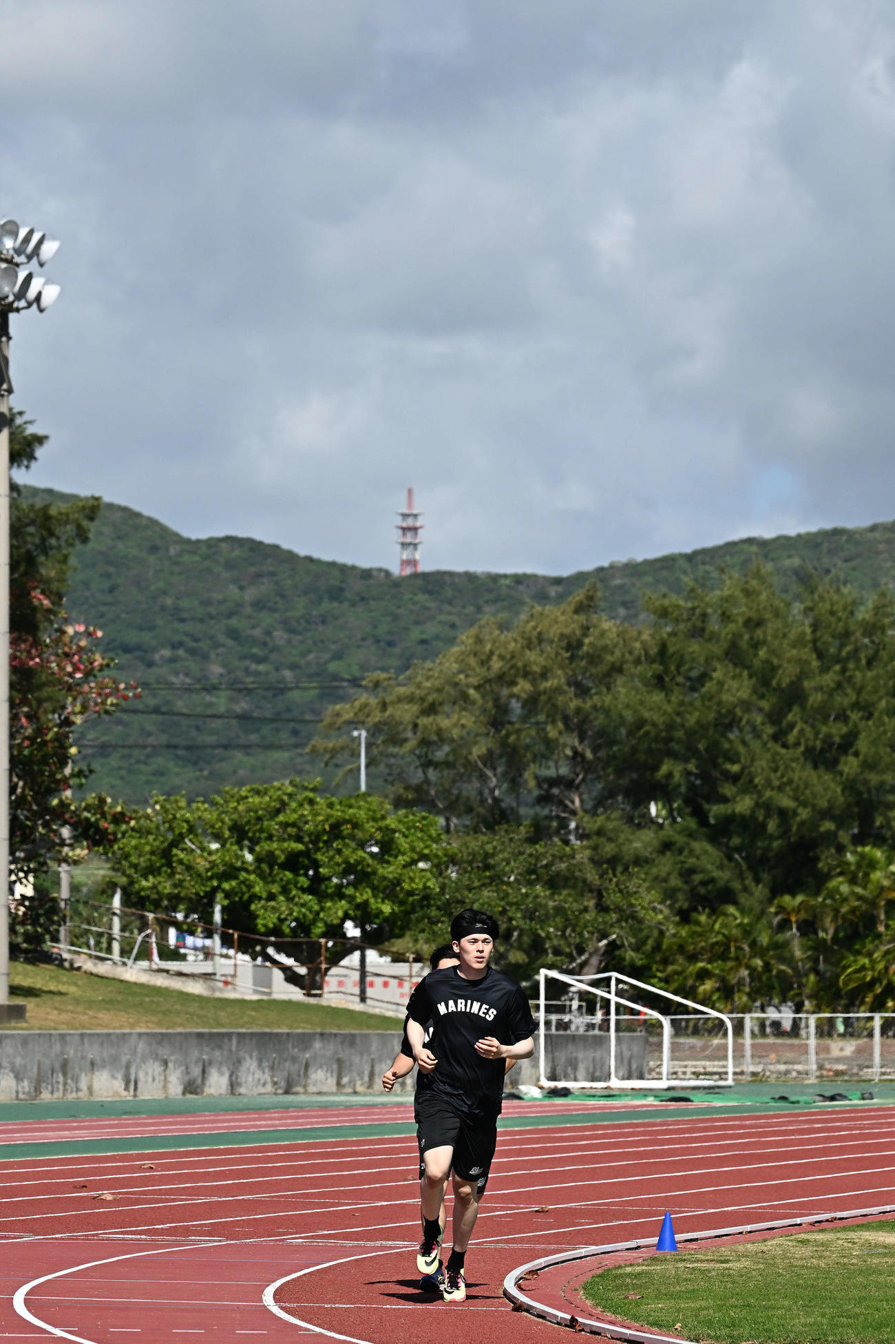 1500メートル走をするロッテ佐々木（手前）（撮影・滝沢徹郎）