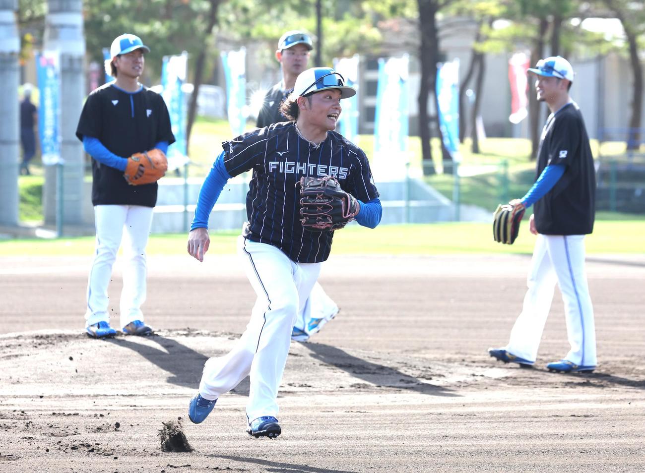 フィールディング練習する日本ハム伊藤（撮影・黒川智章）