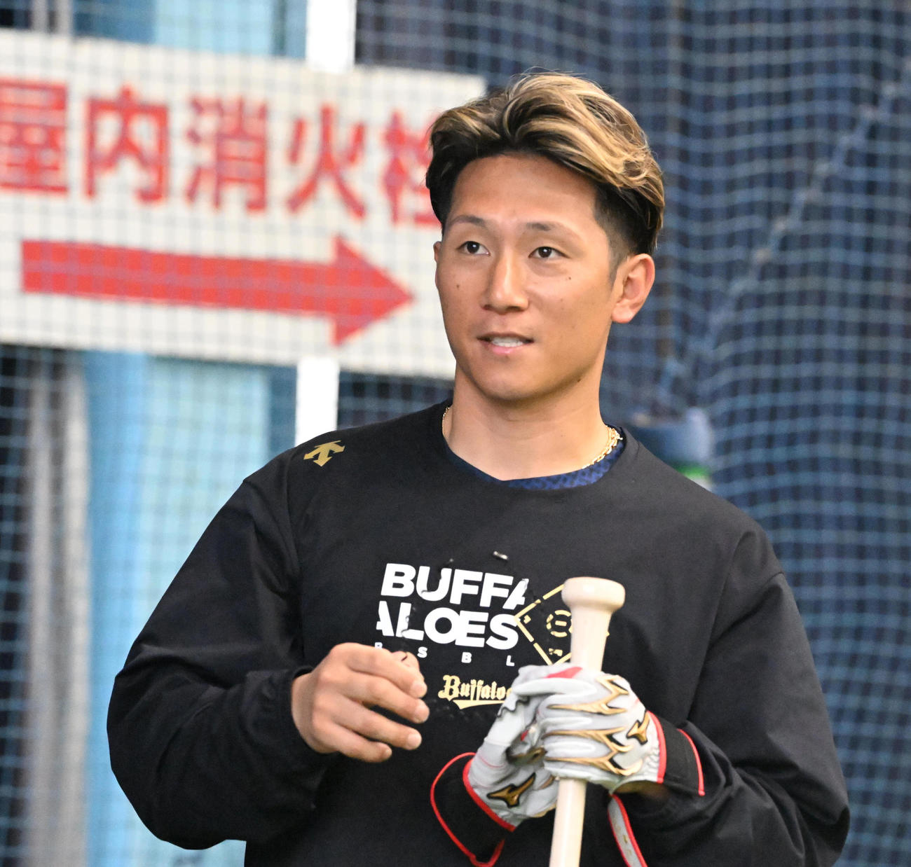 自主練習で笑顔を見せるオリックス西川（撮影・和賀正仁）