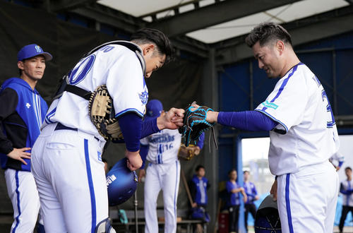ブルペンで投球練習を行ったDeNA森唯（右）は、捕手の山本とグータッチを交わす（撮影・たえ見朱実）